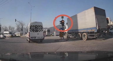 Sürücüler kırmızı ışıkta durmuyor trafiği tehlikeye atıyor