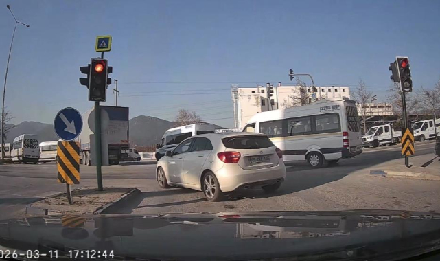 Sürücüler kırmızı ışıkta durmuyor trafiği tehlikeye atıyor