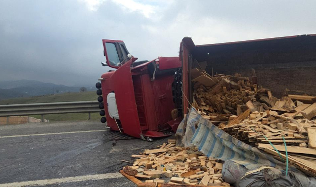 Tır devrildi Yalova-Bursa yolu ulaşıma kapandı