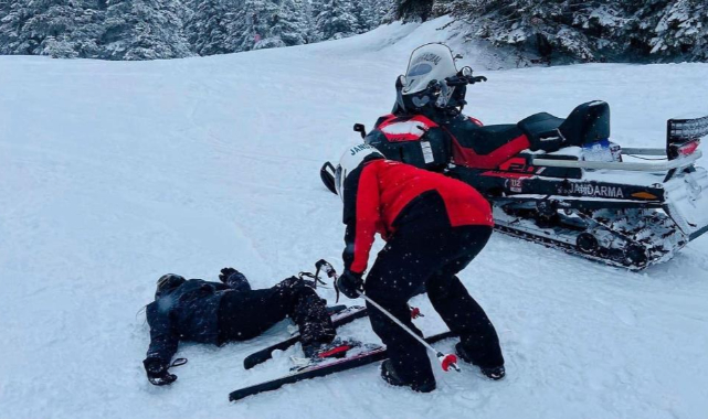Uludağ'da jandarmadan kayakçılara yardım eli