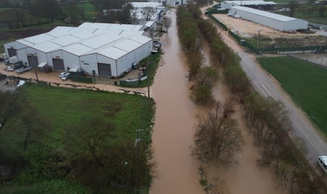 Ürünlü Deresi taştı araçlar mahsur kaldı