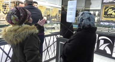'Vallahi yok' yazısı kuyumcuda izdihamı durduramadı