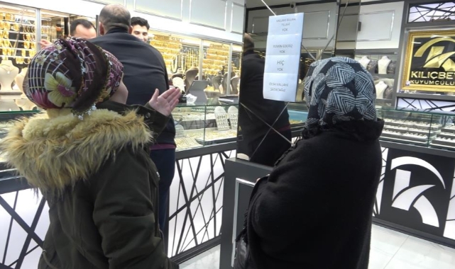 'Vallahi yok' yazısı kuyumcuda izdihamı durduramadı