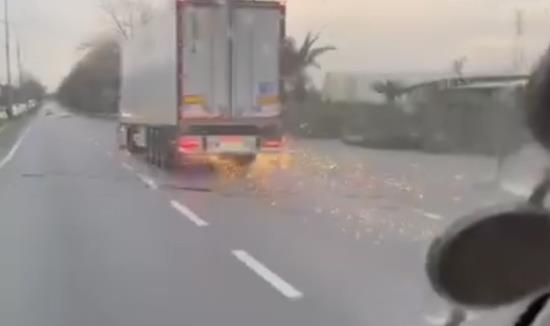 Yol ortasında direği deviren TIR olay yerinden kaçtı