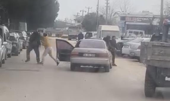 Yol ortasında yumruklu kavga kamerada