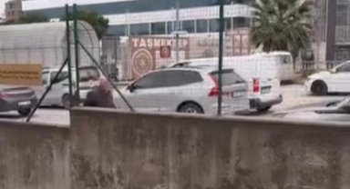 Yolunu kaybeden yaşlı adam trafikte tehlike saçtı