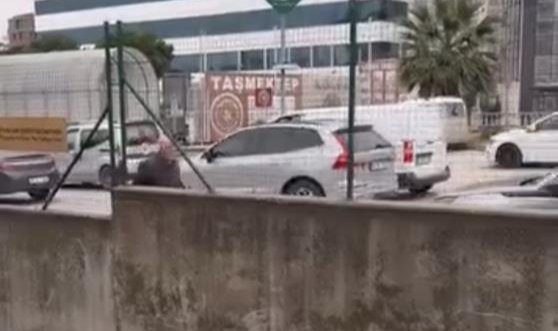 Yolunu kaybeden yaşlı adam trafikte tehlike saçtı