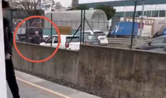 Yolunu kaybeden yaşlı adam trafikte tehlike saçtı