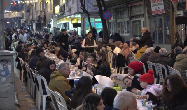 Yüzlerce metrelik sofrada 4 bin 500 kişi iftar yaptı