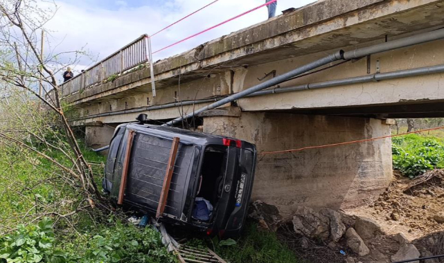 3 araç birbirine girdi, 1'i dereye uçtu: 4 yaralı