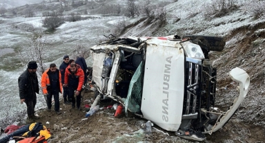 Artvin’de ambulans uçuruma yuvarlandı: 1 ölü, 4 yaralı