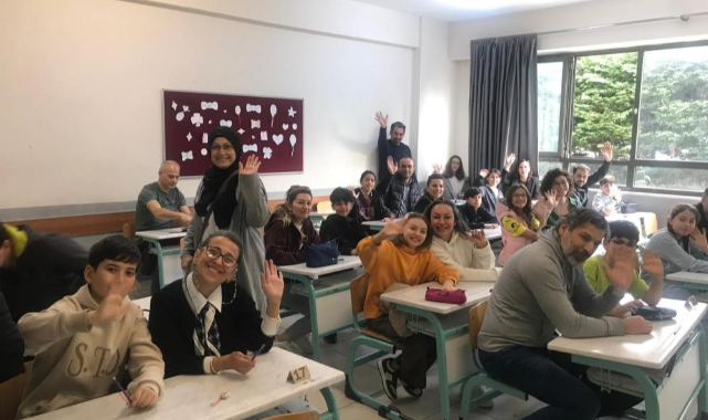 Bu okulda veliler çocuklarıyla sınava girdi