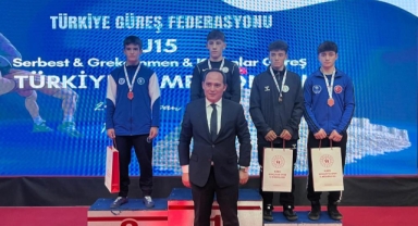 Bursa Büyükşehir Belediyesporlu güreşçiler'den 3 madalya 