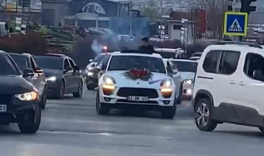 Bursa'da düğün konvoyu tehlike saçtı