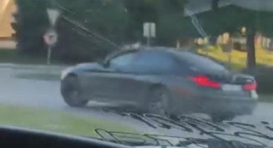 Bursa'da otomobil böyle drift attı