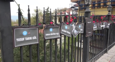 Bursa'da Setbaşı Köprüsü karanfillerle donatıldı