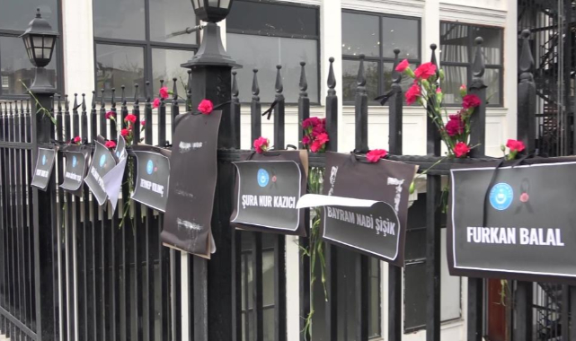 Bursa'da Setbaşı Köprüsü karanfillerle donatıldı