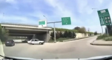 Bursa’da ters yönden giren sürücü kamerada