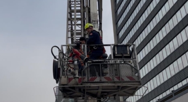 Cam silerken asansör bozulunca mahsur kaldılar