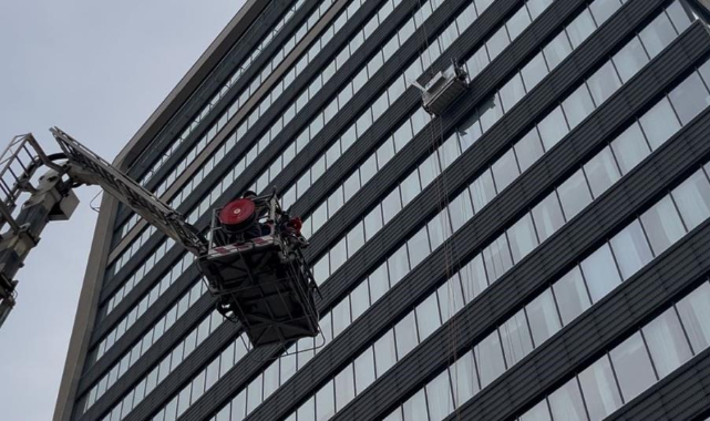 Cam silerken asansör bozulunca mahsur kaldılar