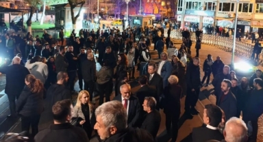 CHP'lilerin Adliye önünde bekleyişi sürüyor!