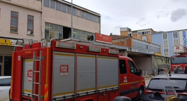 Çöken çatıdan düşen usta yaralandı