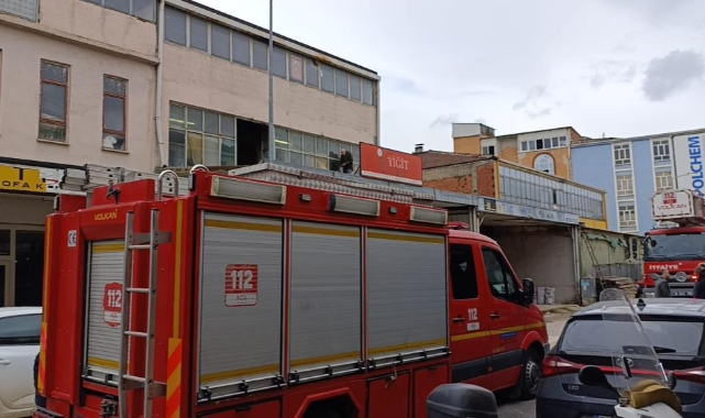 Çöken çatıdan düşen usta yaralandı