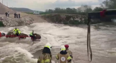 Dereyi traktörle geçmek isterken faciadan dönüldü
