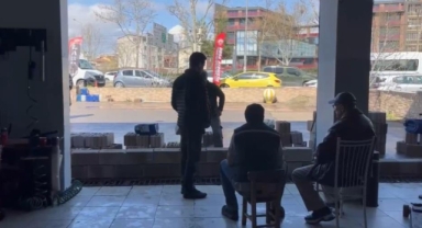 Dükkanın önüne duvar ördü kiracısı isyan etti
