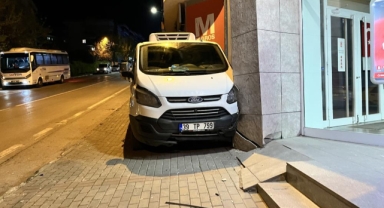 El freni boşalan minibüs duvara çarptı