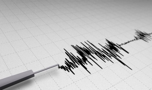 Endonezya'da 7.4 büyüklüğünde deprem