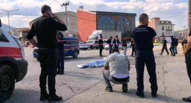 Freni patlayan vinç dereye uçtu sürücü hayatını kaybetti