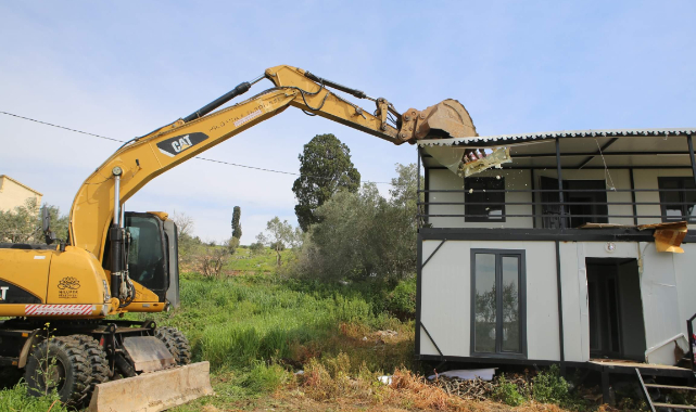Gölyazı'da kaçak yapılar tek tek yıkıldı