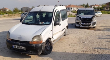 İnegöl'de iki araç çarpıştı: 3 kişi yaralandı