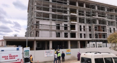 İnegöl'de inşaatın 2. katından düşen işçi yaralandı