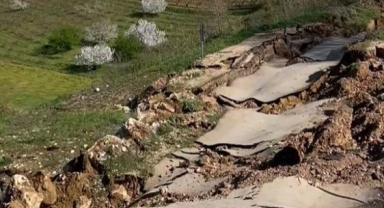 İnegöl'de meydana gelen heyelan yolu parçaladı