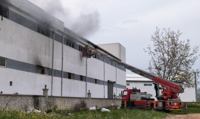 İnegöl'de mobilya fabrikasında korkutan yangın