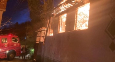 İnegöl'de tek katlı ev alev alev yandı