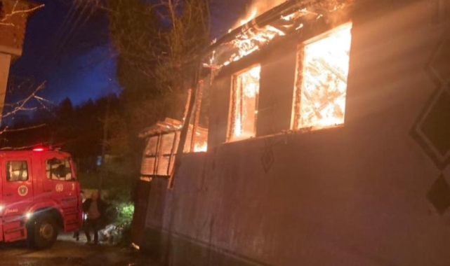 İnegöl'de tek katlı ev alev alev yandı