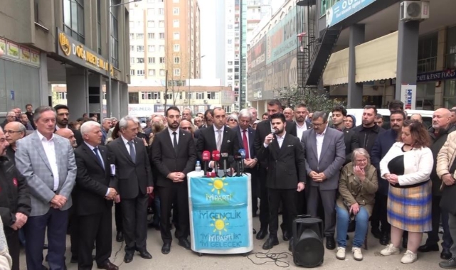 İYİ Parti Bursa'da yaprak dökümü