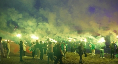 İznik sahili yeşil-beyaza boyandı