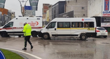 Kamyon ile servis minibüsü çarpıştı 4 kişi yaralandı