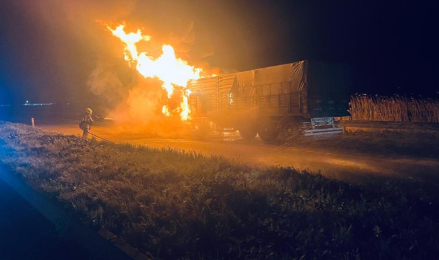 Karacabey’de seyir halindeki tır alevlere teslim oldu