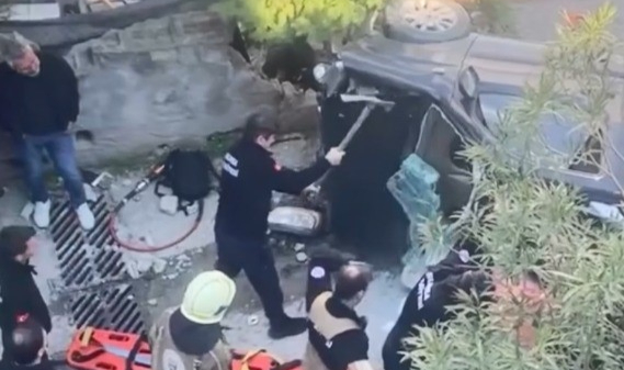 Kaza yapan araç merdivenlerden yuvarlandı: 1 yaralı