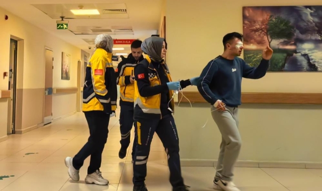 Kesim makinesinden fırlayan parça işçinin gözüne saplandı