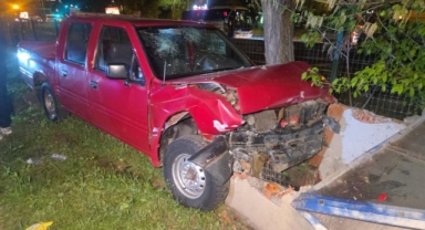 Kontrolü kaybeden kamyonet orta refüje savruldu; 1 yaralı