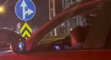 Kucağında çocukla araç kullanan sürücüye tepki yağdı
