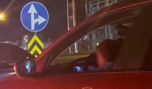 Kucağında çocukla araç kullanan sürücüye tepki yağdı