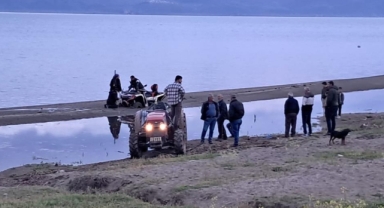 Kum'a saplanan ATV'yi vatandaşlar kurtardı