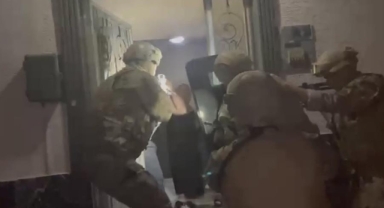 Kurye kılığıyla girdiler silahla alıkoydular